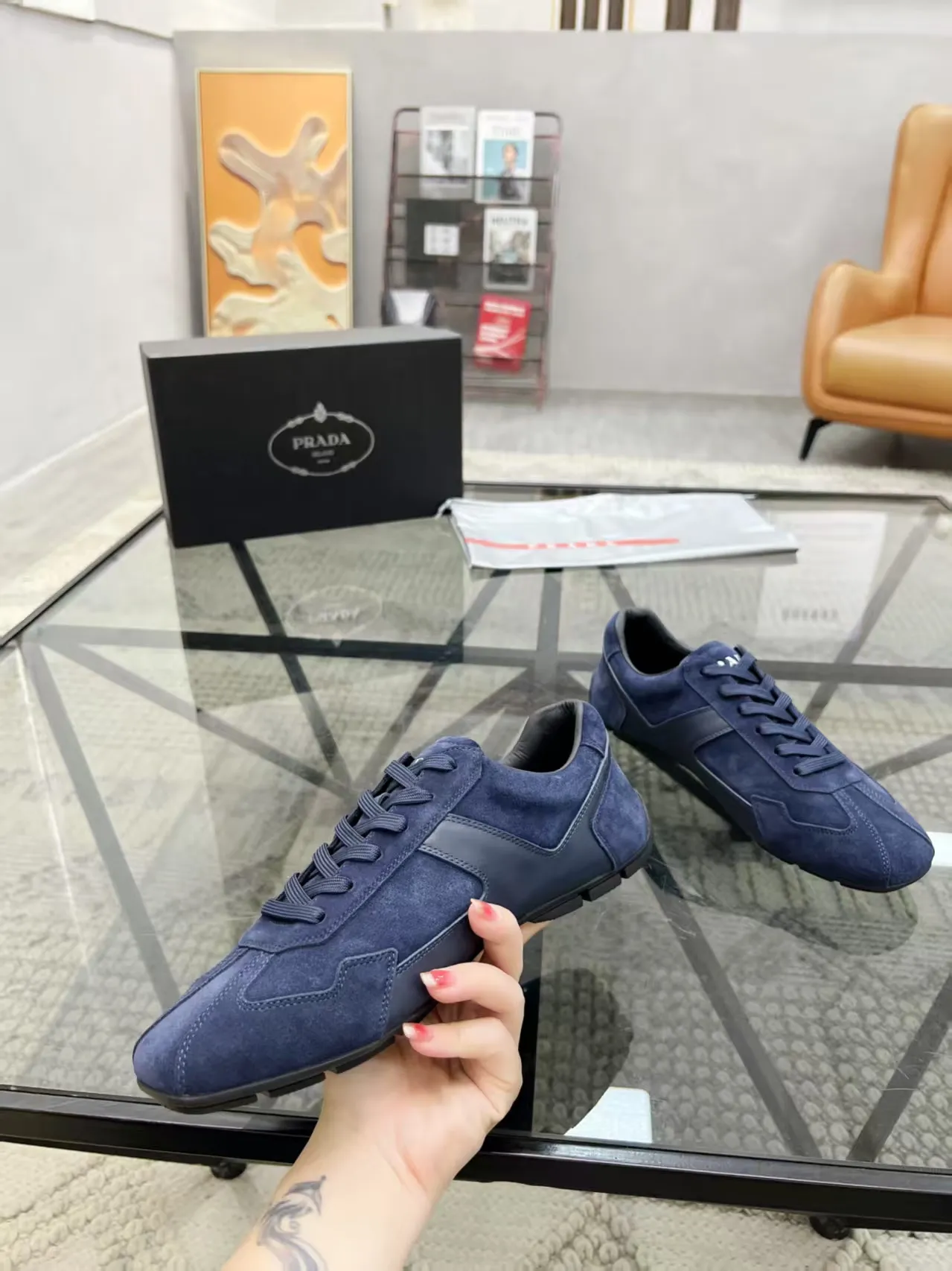 P400 38-45 Prada Prada’s new men’s leather sneakers, the highest version on the market, any comparison is welcome🆚! The original leather has excellent texture and is super high-end! Fetal sheep net lining imported from Italy, removable pad! Luxurious materials and fine workmanship, highly recommended!